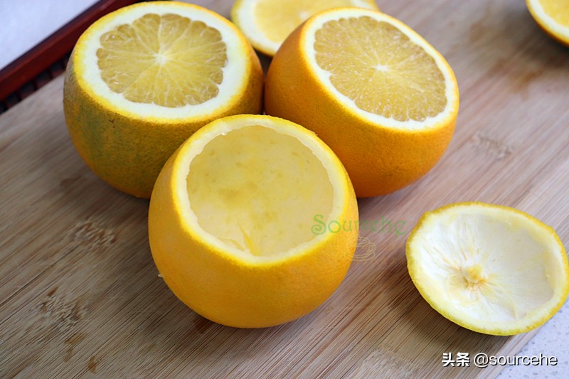 橙子新吃法，用橘子皮做碗，倒入雞蛋和橙汁，蒸一蒸，出奇美味