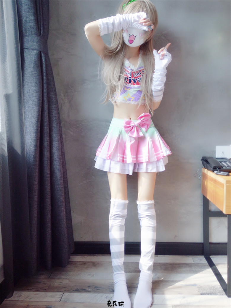 粉红短裙条纹袜，忍不住想咬一口