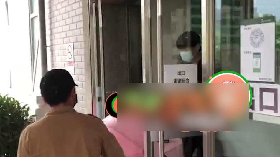 唐艺昕产后出院！张若昀手抱孩子现场派发红包