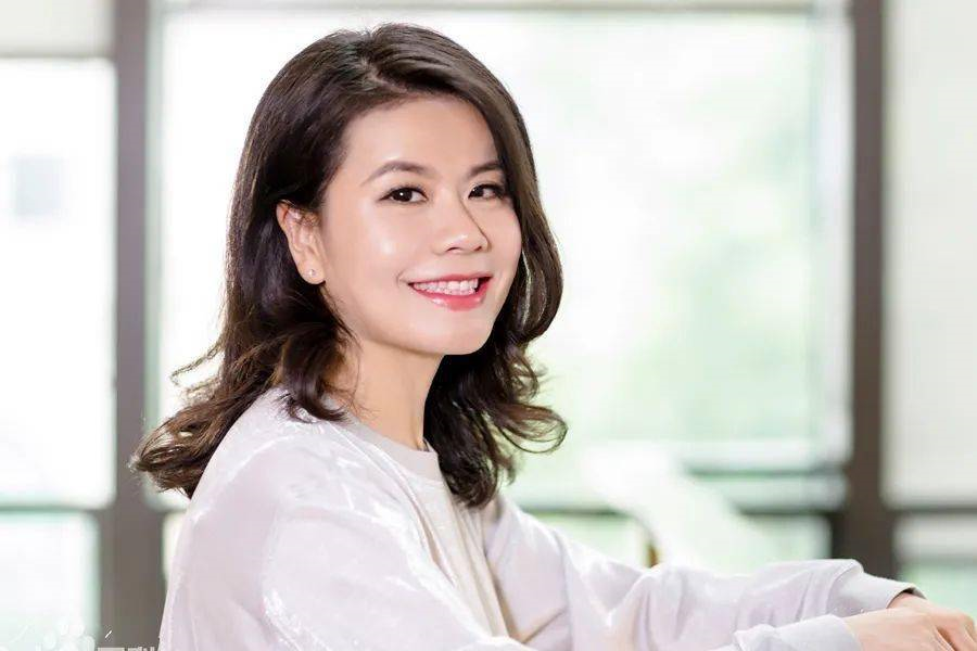 湖北美女28岁辞职创业，在上海开公司市值400亿元，凭啥？