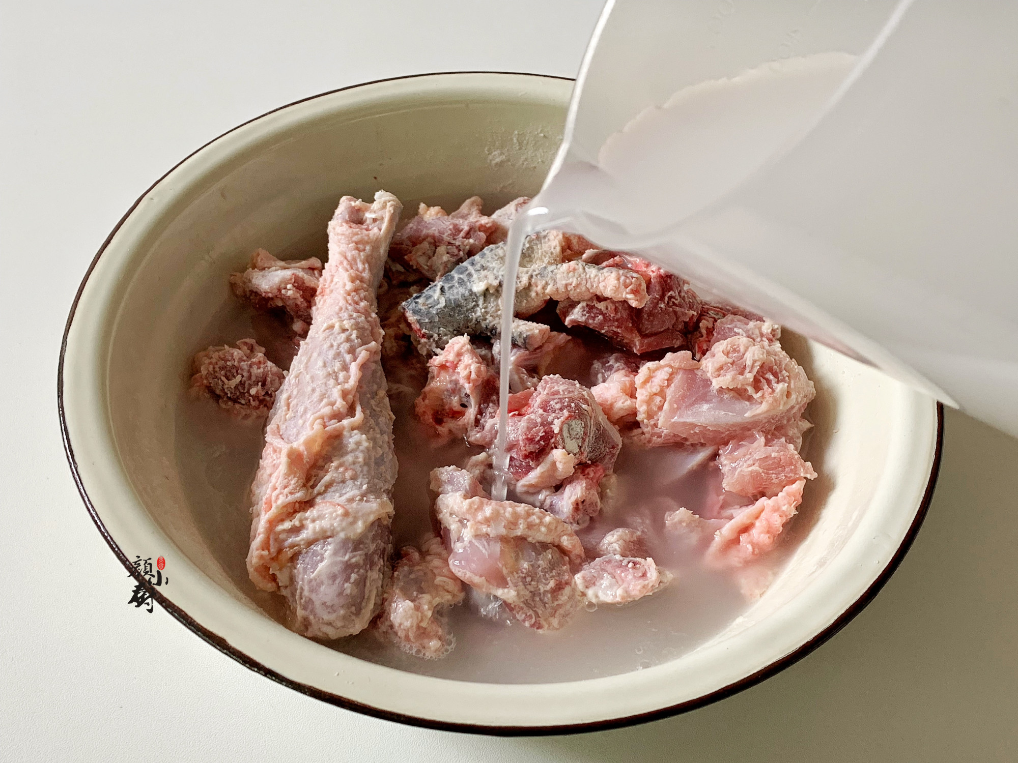 燉雞時有人焯水，有人直接燉，全不對，學會此做法，比飯店還香