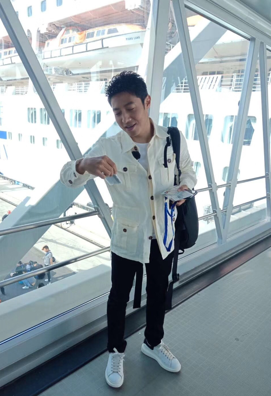 " star great detective " the line on graph going to work, bai Jingting wears joining together business suit, he Gui is whiten garment male god