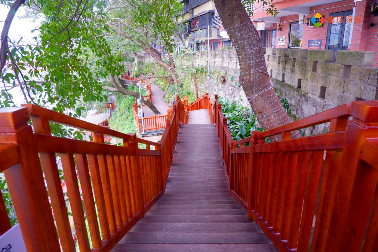 神奇的重庆戴家巷崖壁步道：高低落差60米，300米栈道都悬空