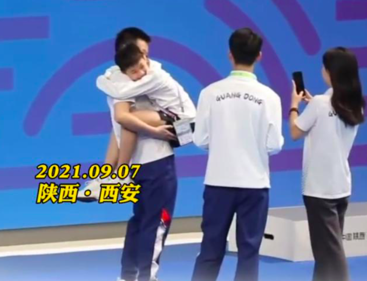 发现有人对着自己拍照！全红蝉的反应出乎意料 网友：真没想到