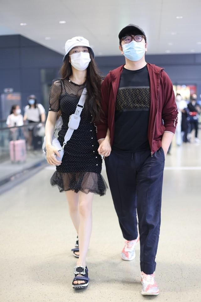 吉娜当了妈也这么美，穿T恤牛仔裤看着身材没走样，素颜挺耐看