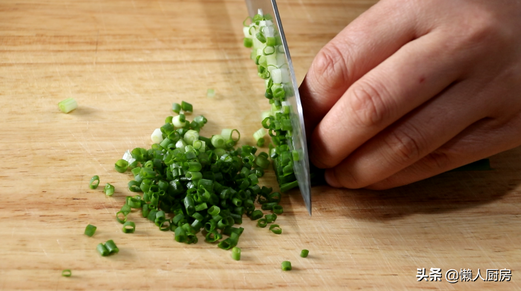 這是鹹口味的餅乾，麵粉裡加雞蛋和蔥末攪一攪，特別適合懶人