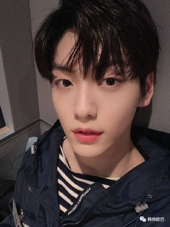 是trendy美男,还是经典美男,粉丝们意见不一的这位男团爱豆