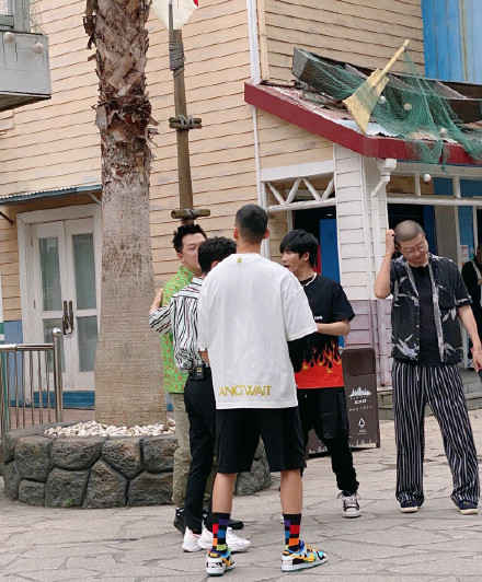 官宣太不走心！大张伟穿红袍陈伟霆定制T恤，内容全靠路透猜