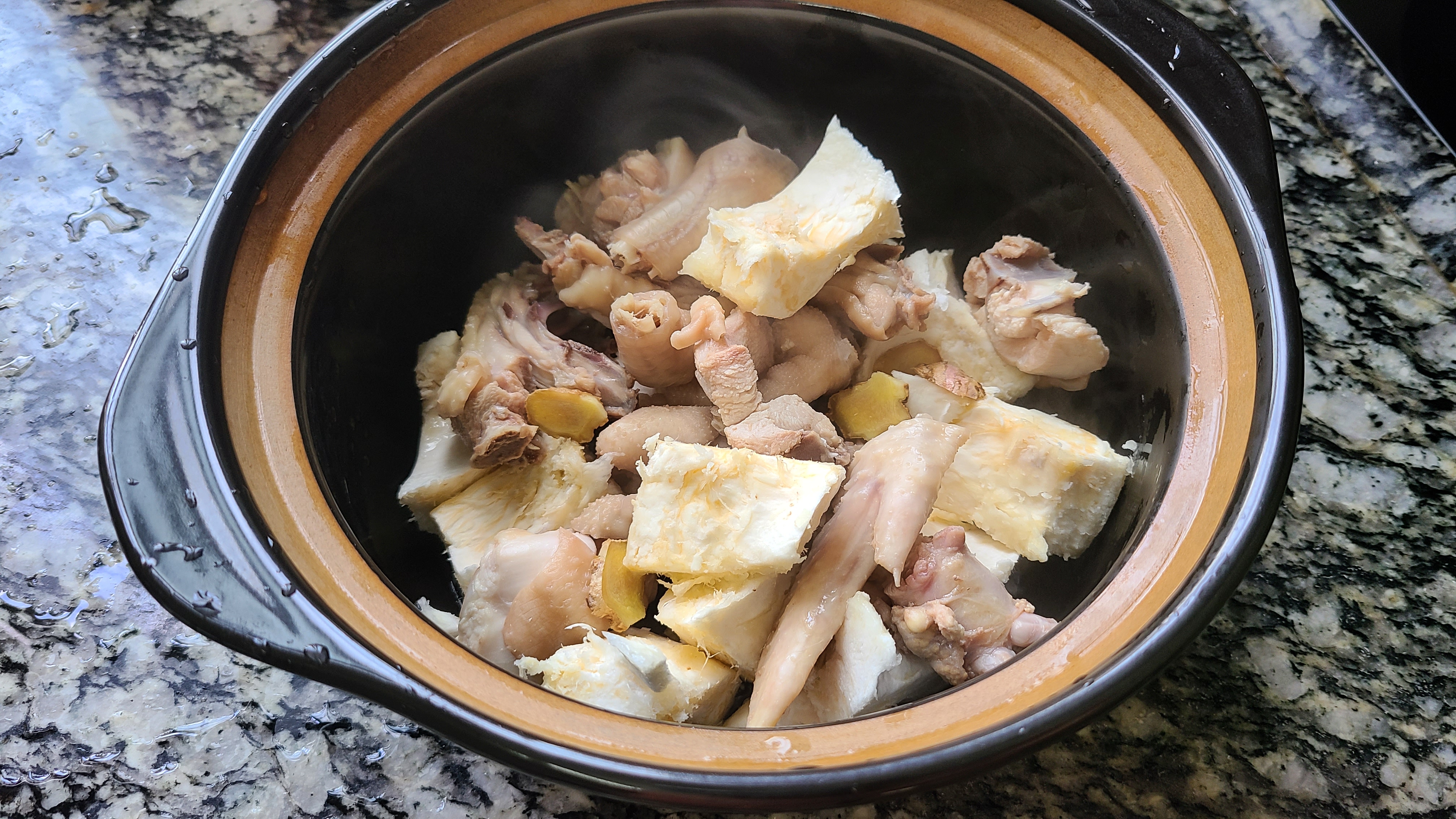 榴莲炖鸡，广东夏天很常见的一道美食，好喝简单，味道特别