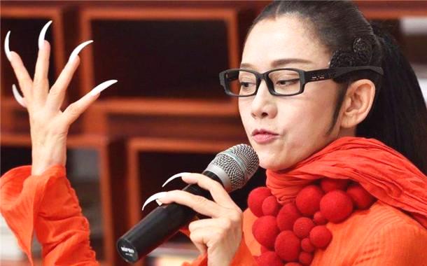 杨丽萍20年没自己洗过澡，61岁至今无儿无女，生活奢侈似老佛爷