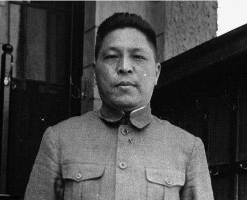 他是名震中外的五虎上将之一，却好赌成性，蒋