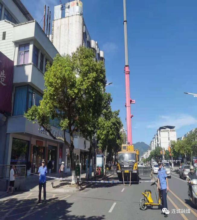 「我为群众办实事」连城县城市管理局集中拆除存在安全隐患的广告牌