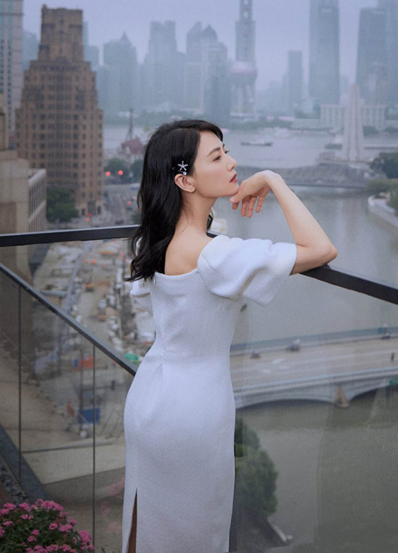 高圆圆长相好，41岁了生图比精修还要亮眼，随便穿件白裙都漂亮