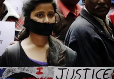 印度一军官侵犯并殴打俄罗斯女子，将其丈夫灌