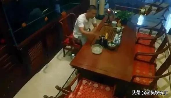 走进曹云金住的豪宅，连个餐椅都是镀金的，在
