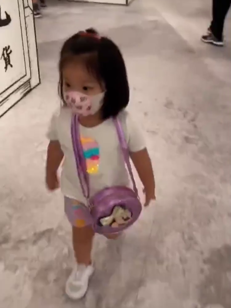 李亚男和女儿看展，全程负责当摄影师，gabby超爱拍照各种摆姿势