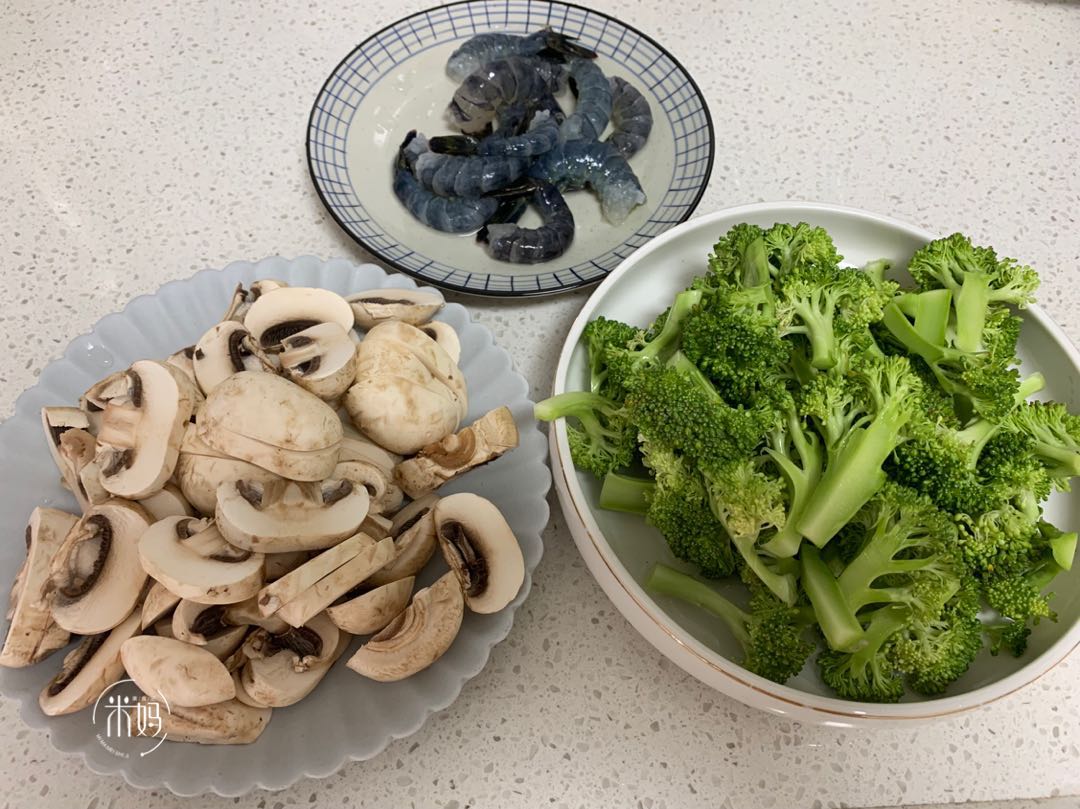 图片[4]-虾仁蘑菇炒西兰花做法步骤图 低脂低热量多吃也不胖-起舞食谱网