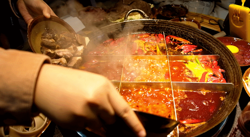 重庆人专属的九宫格火锅，外地人以为有9种味道，被骗了好多年