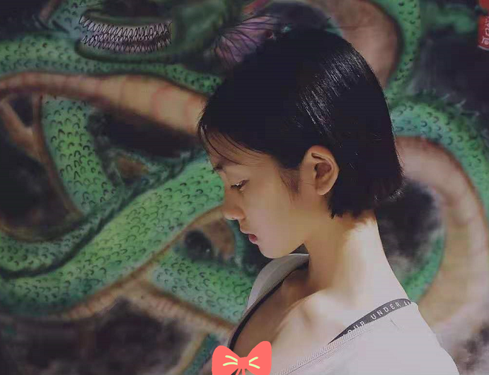黃磊二女兒長大了！ 7歲染藍髮做美甲被指太成熟，育兒方式引爭議