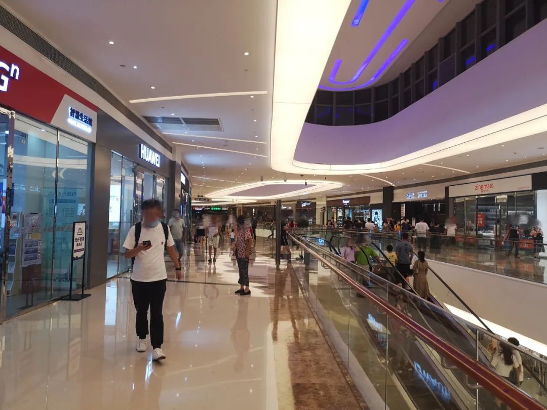 开业4年，近30家空铺围挡...深圳这个商场太惨了