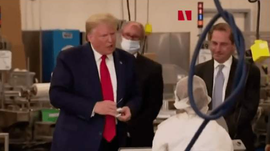 特朗普继续捣乱，不戴口罩参观拭子生产厂，当