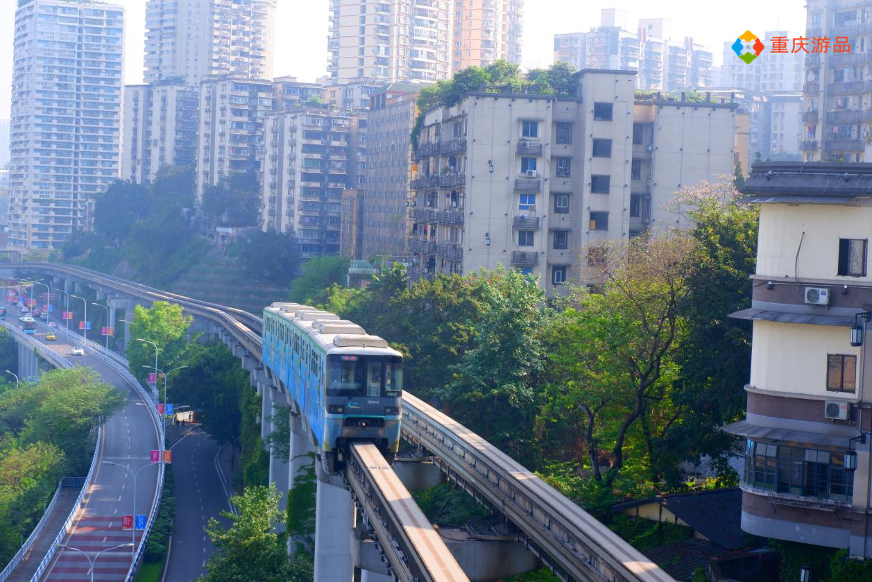 从3种不同角度来看重庆李子坝，轨道穿楼的奇观，真的令人惊叹