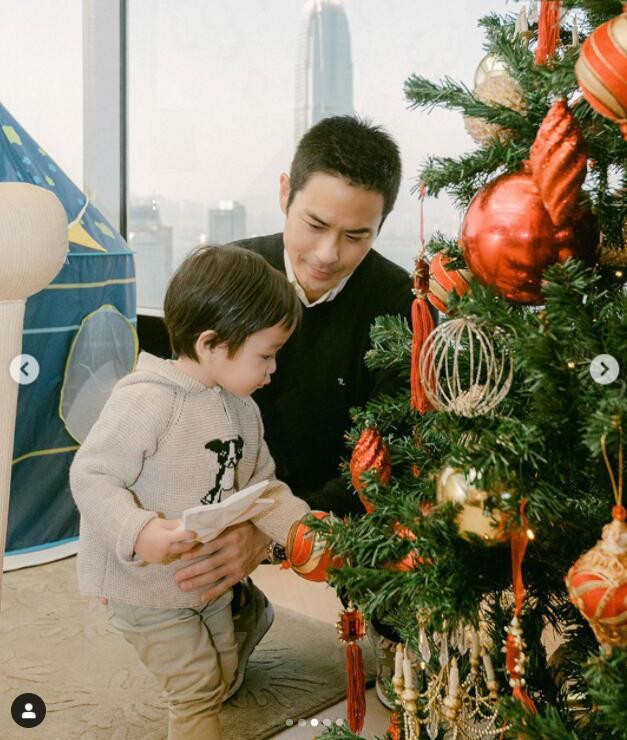 郑嘉颖一家四口拍全家福过节，四个月弟弟眼睛比哥哥还大颜值超高