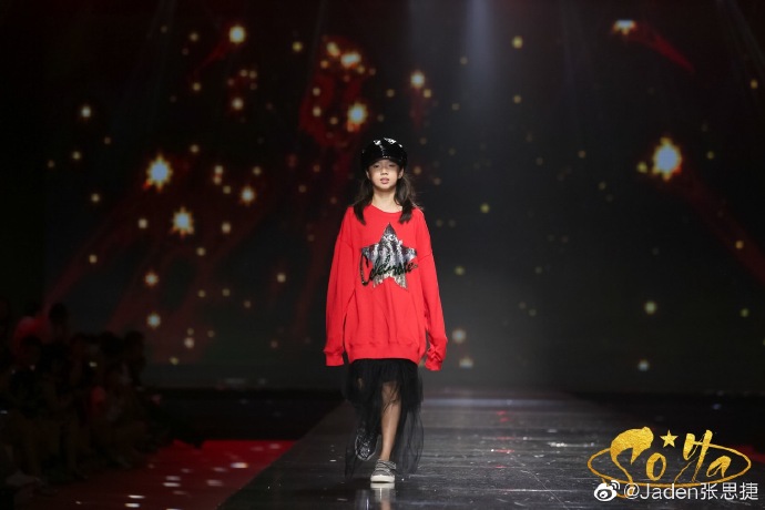 鐘麗緹12歲的二女兒近照曝光，撕掉“最醜”標籤長得越來越漂亮