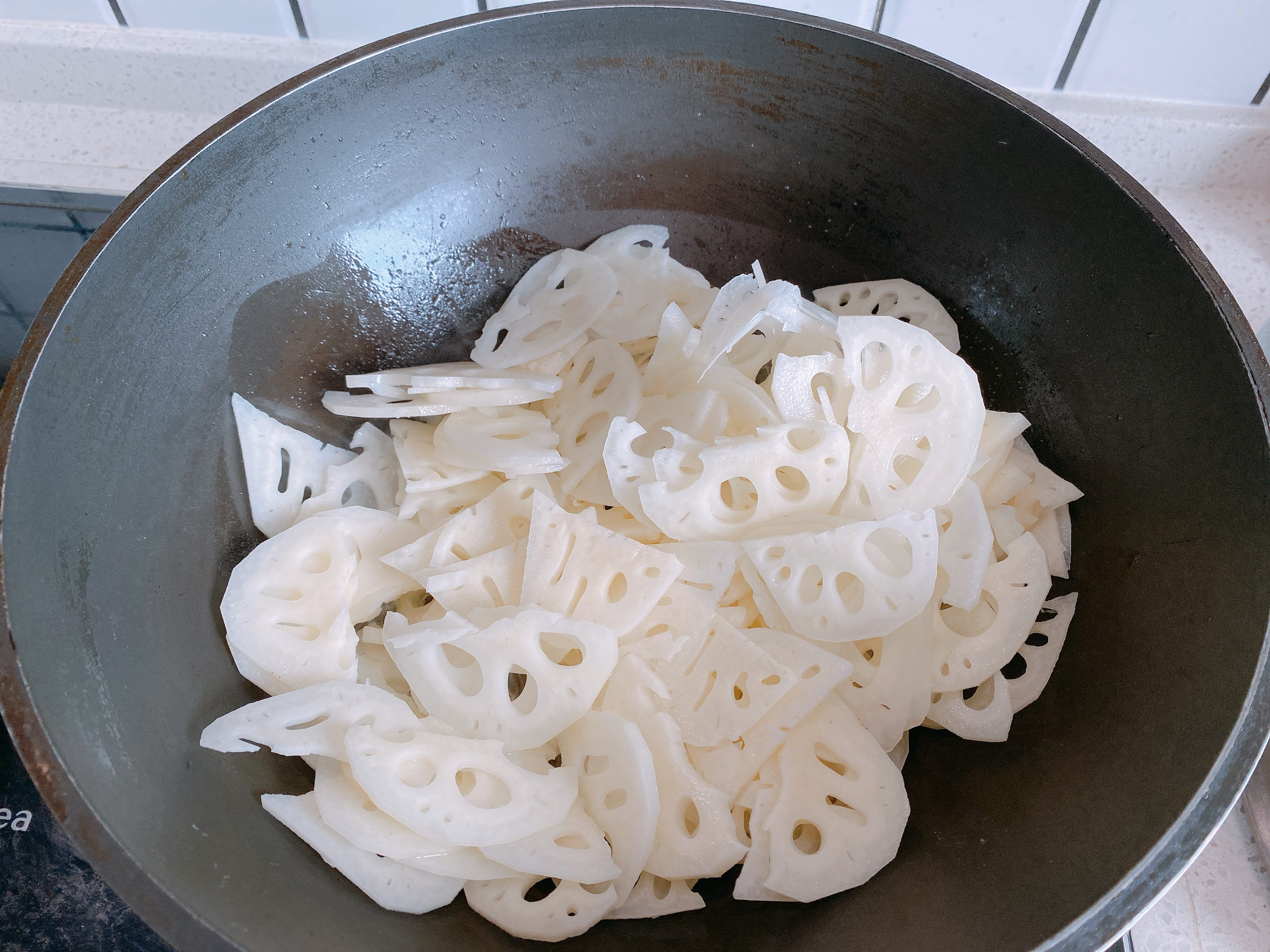 夏季开胃菜糖醋藕，掌握3个重点，色泽红亮不发黑，口感脆嫩酸甜