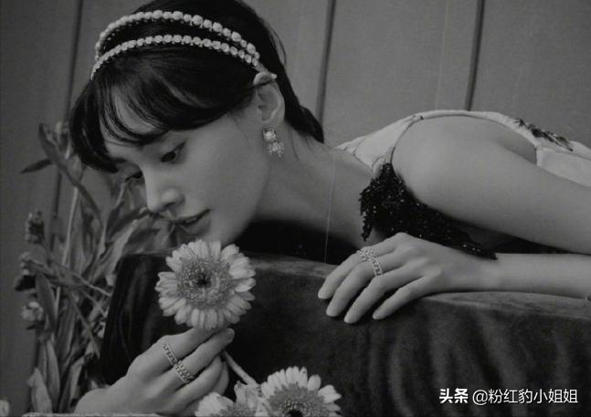 鄭爽更換頭像畫風(fēng)陰森壓抑，細(xì)節(jié)看出問(wèn)題，網(wǎng)友：張恒適可而止