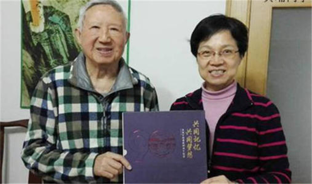 1986�̨꣬��U2����Ա��˼�׽ٻ�ֱ�ɹ��ݣ��������������