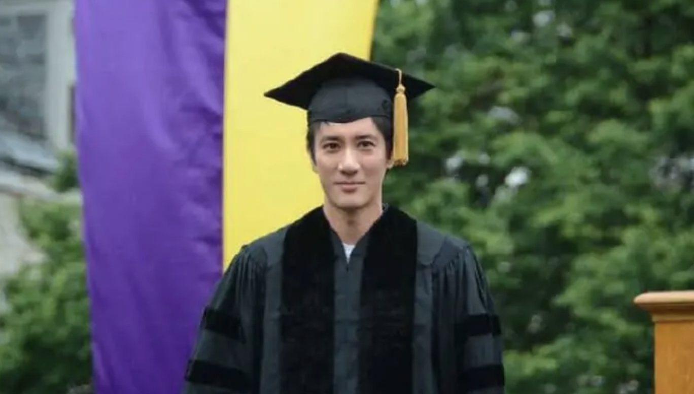 王力宏罕見曬大哥，王力德穿白大褂做科研，研究血癌學歷全家最高