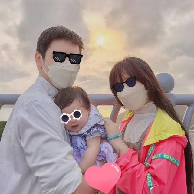 郭碧婷帶娃出行，倆保姆一保鏢護駕，向華強抱孫女溜滑梯童心未泯