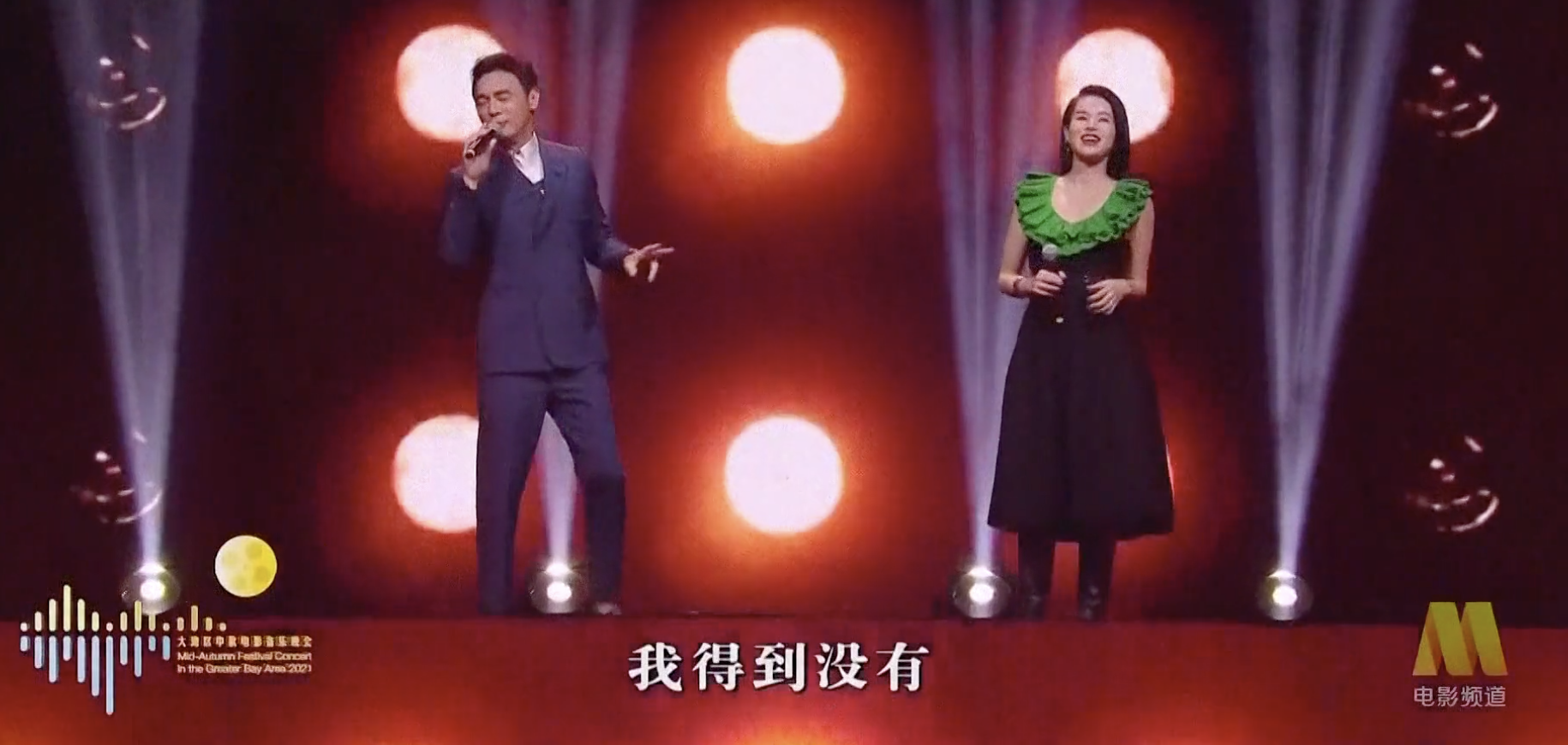 胡杏儿参加中秋晚会数月未回家，3个儿子看直播支持妈妈画面温馨