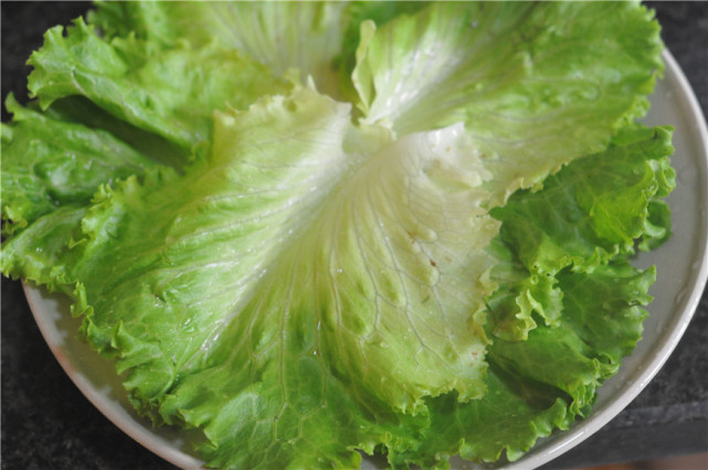 我家五花肉从不红烧，淋一勺酱油，不炒也不炖，一大盘不够吃