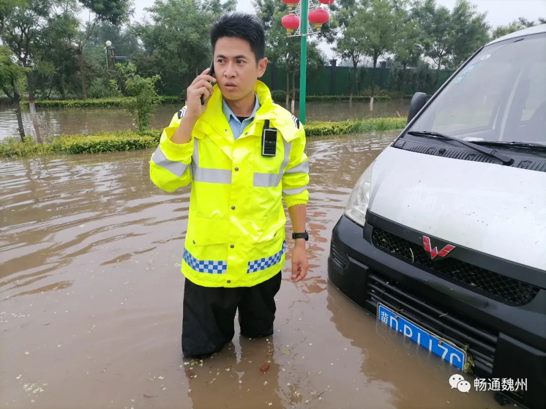 邯郸魏县：暴雨过后积水致车辆抛锚，执勤民警挽起裤腿趟水推车