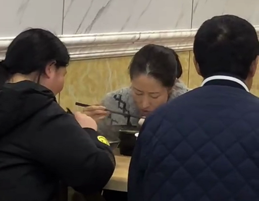 刘敏涛现身苍蝇小馆，被偷拍疑似黑脸，素颜被