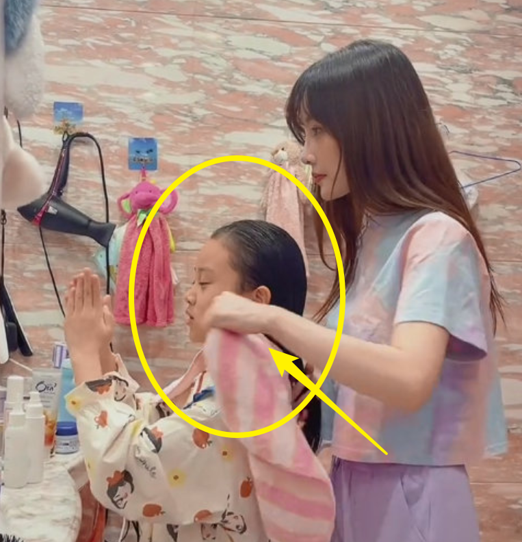 贾乃亮在盛典出尽风头后，李小璐在家给娃理发