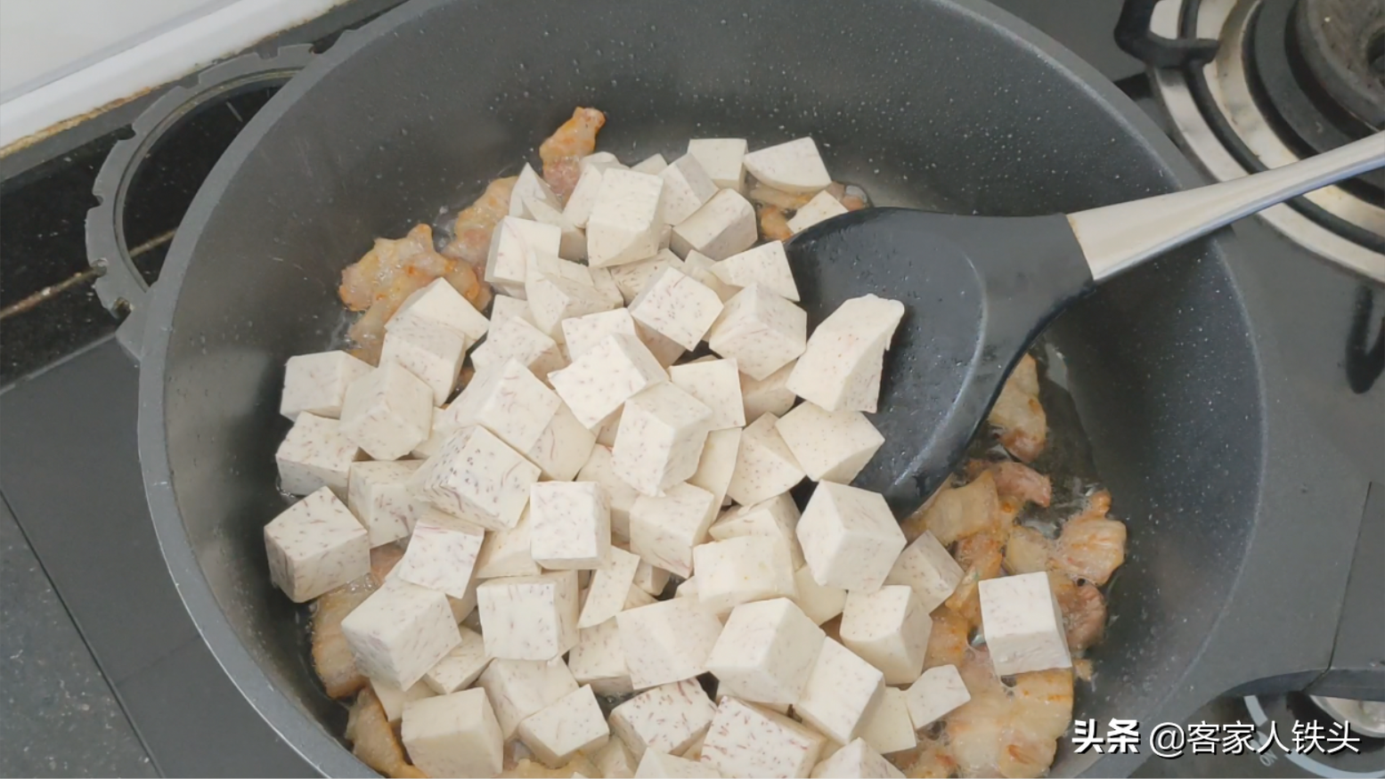 客家人愛吃的油豆腐，加1個香芋一起做，鹹香粉糯，咬一口滿嘴香