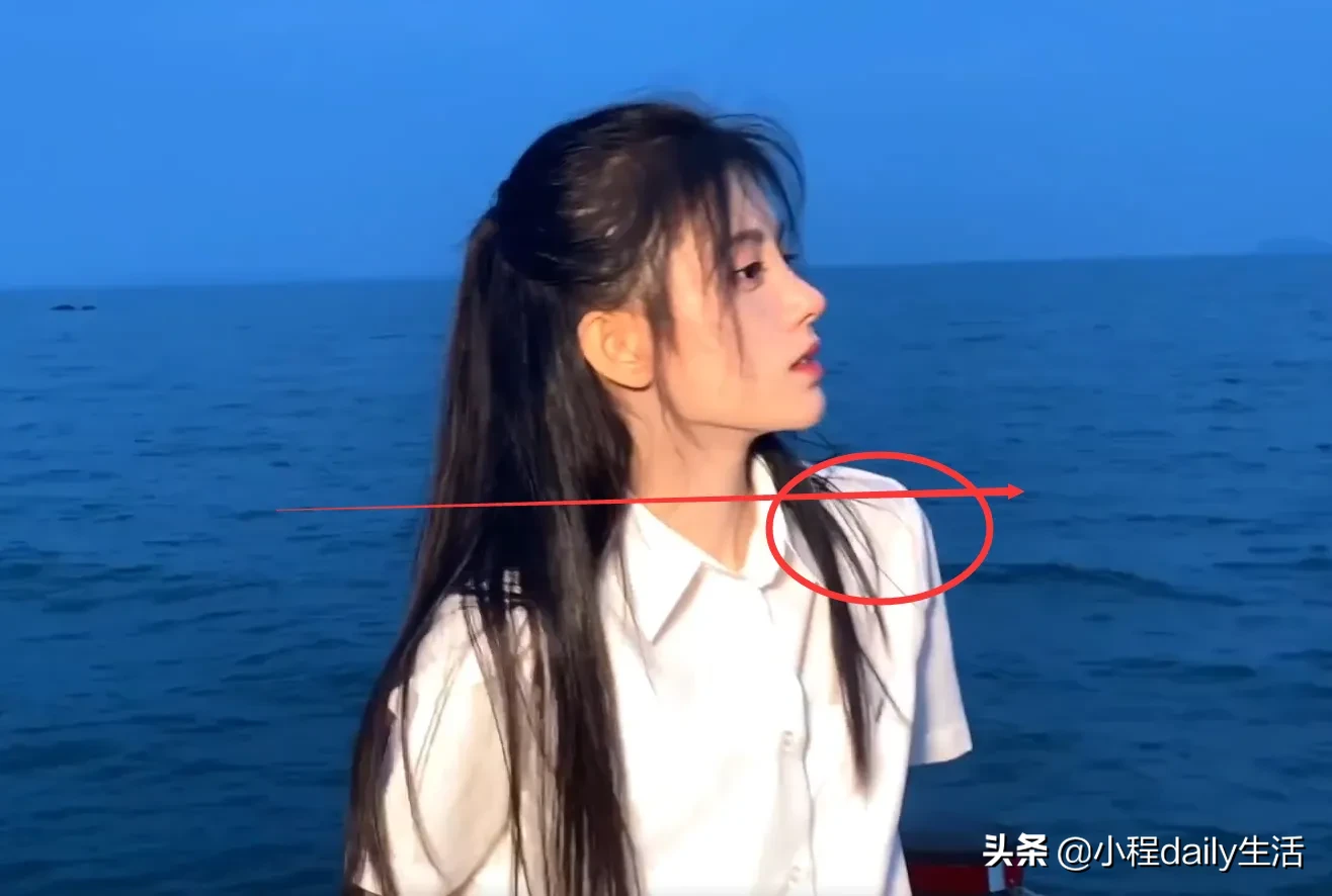 都说鞠婧祎肩窄穿衣需垫肩，特意穿无袖上衣，