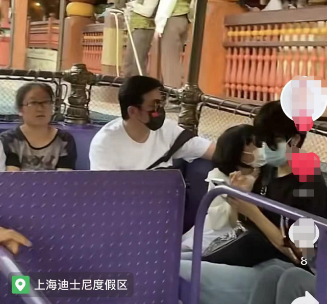 陆毅一家四口同游迪士尼，鲍蕾皮肤黝黑，12岁贝儿大长腿受瞩目