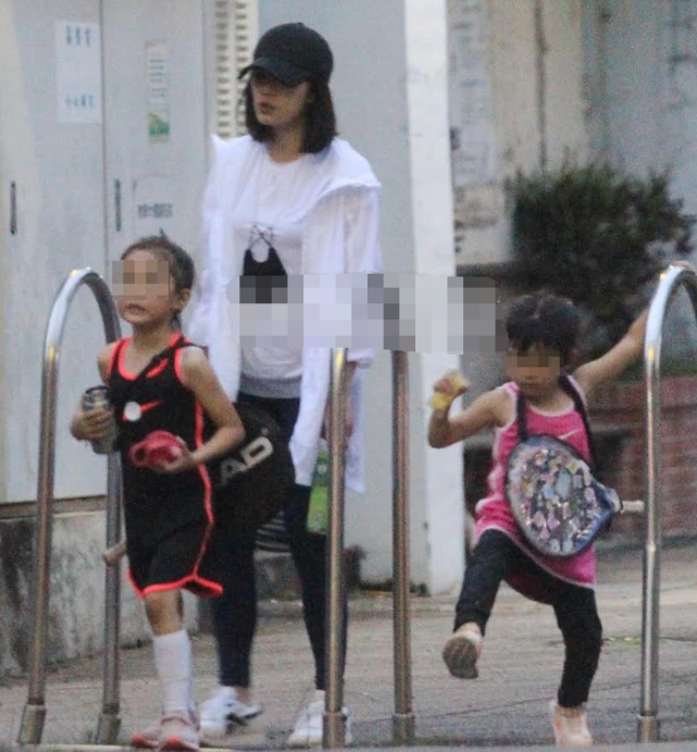 直擊修傑楷沉迷鬥牛，賈靜雯帶兩個女兒先行撤退“放生”老公