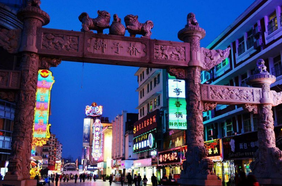 老南京人爱去的美食街，长330米却云集百种名小吃，不是夫子庙