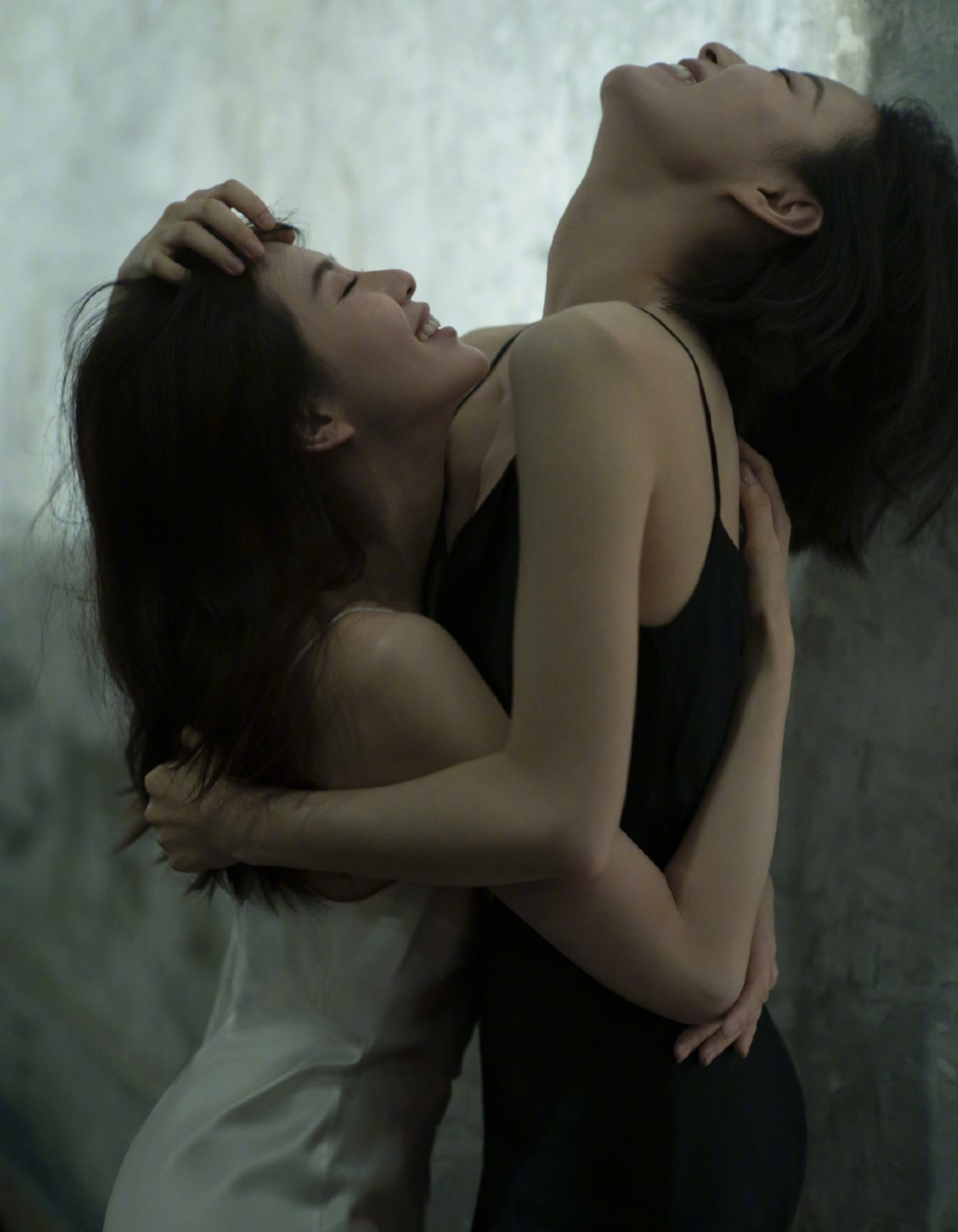 12月29日下午,倪妮与刘诗诗为某杂志合体拍摄的全新大片曝光,一时间