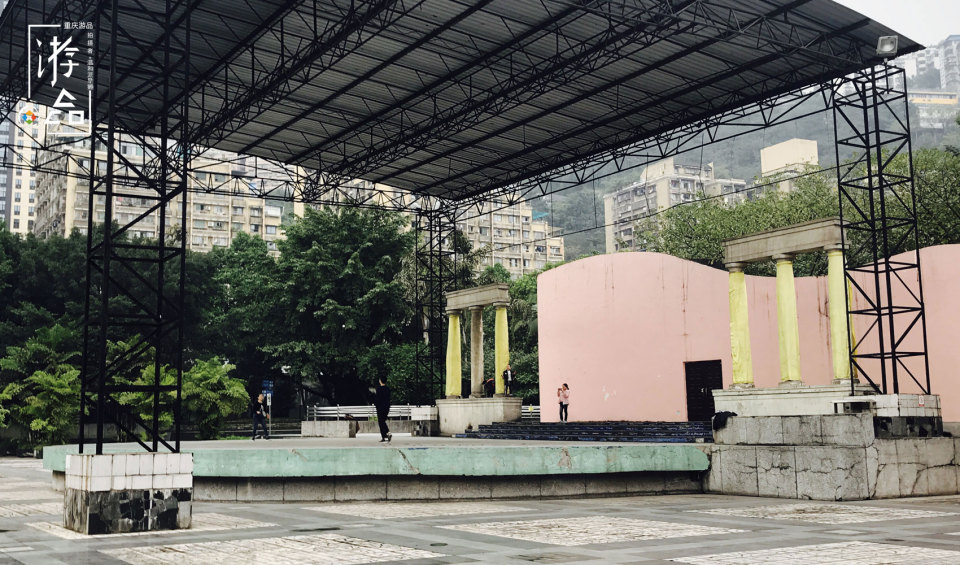 菜园坝有一座公园，曾见证无数重庆人结为夫妻，现在却臭气弥漫