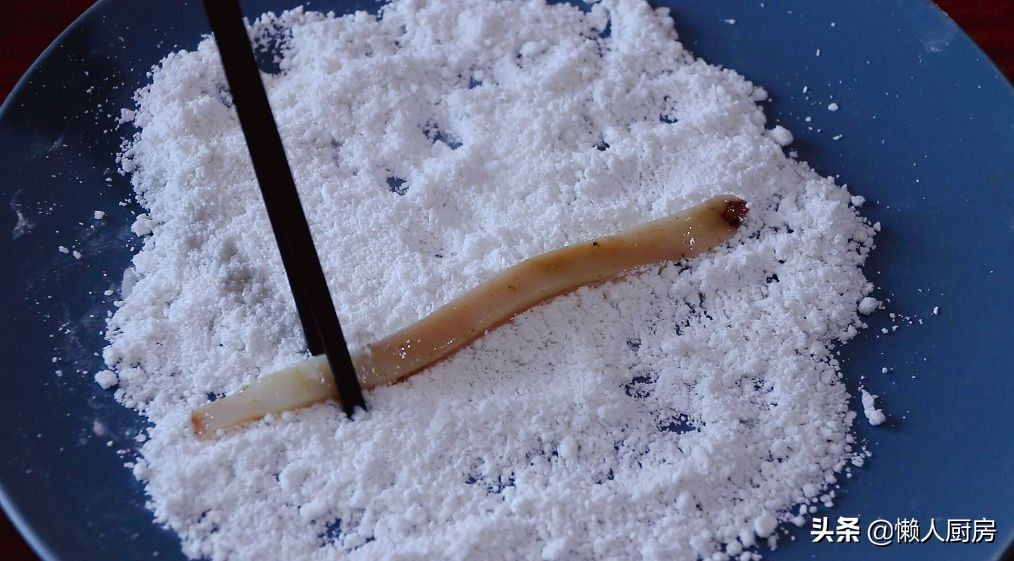 这是香酥鱿鱼条的做法，不要直接裹淀粉，这样处理一下，外壳更酥