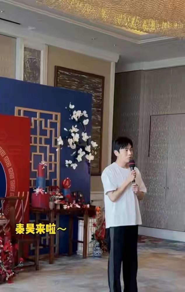 伊能静秦昊全家为姥姥庆生！这张少女脸让人心服口服，婆婆似贵妇