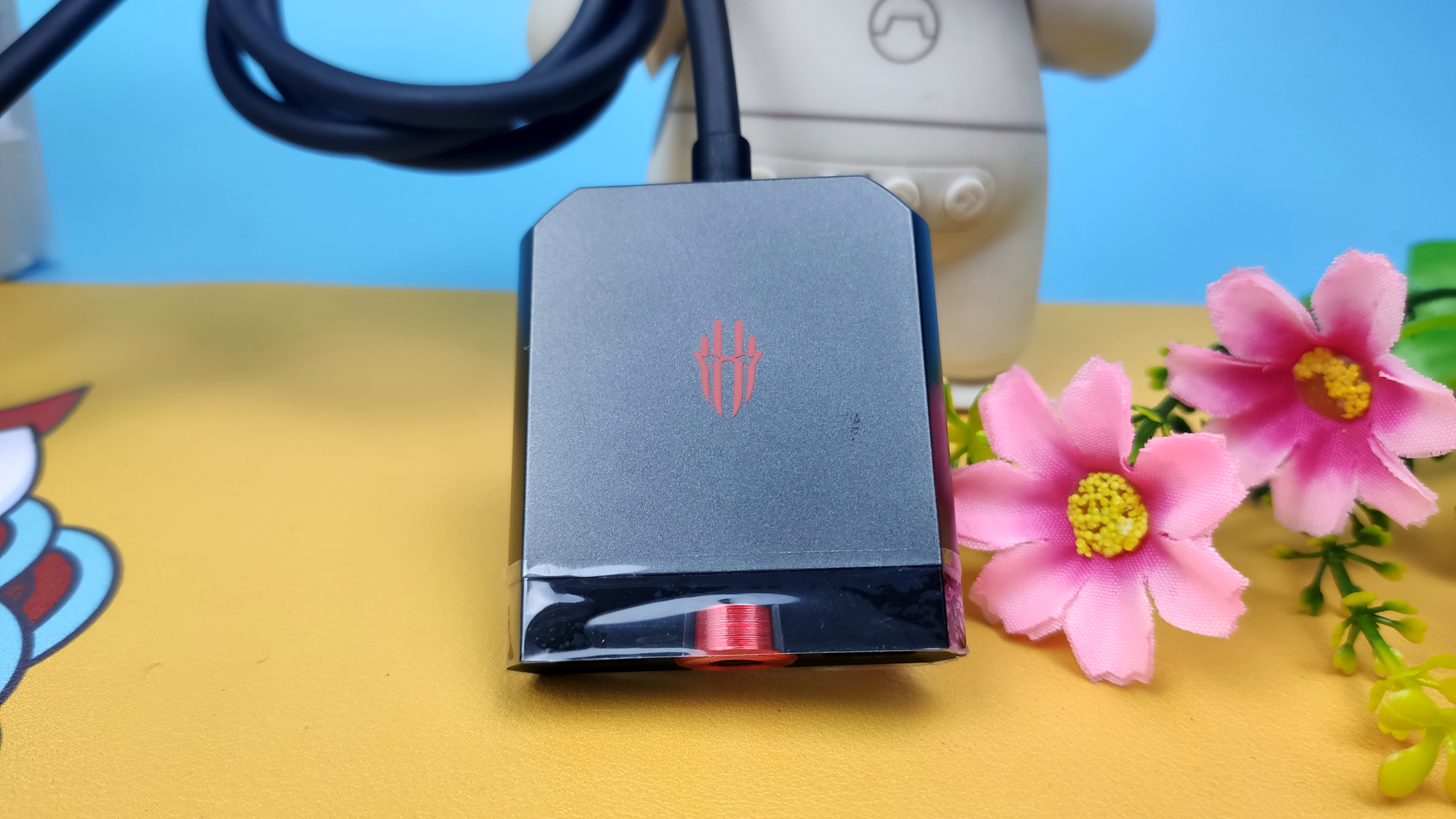 充电、投屏、听声三不误，红魔手游拓展坞