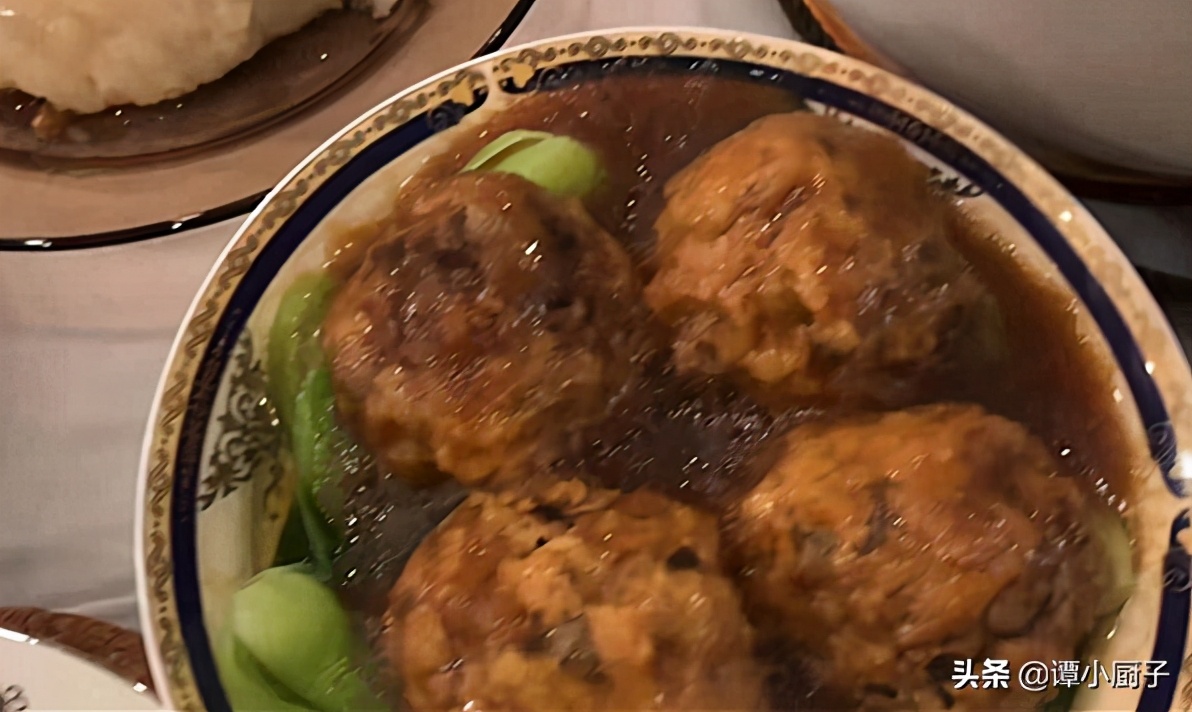 明星黄磊晒年夜饭，亲自下厨做18道大菜，网友：