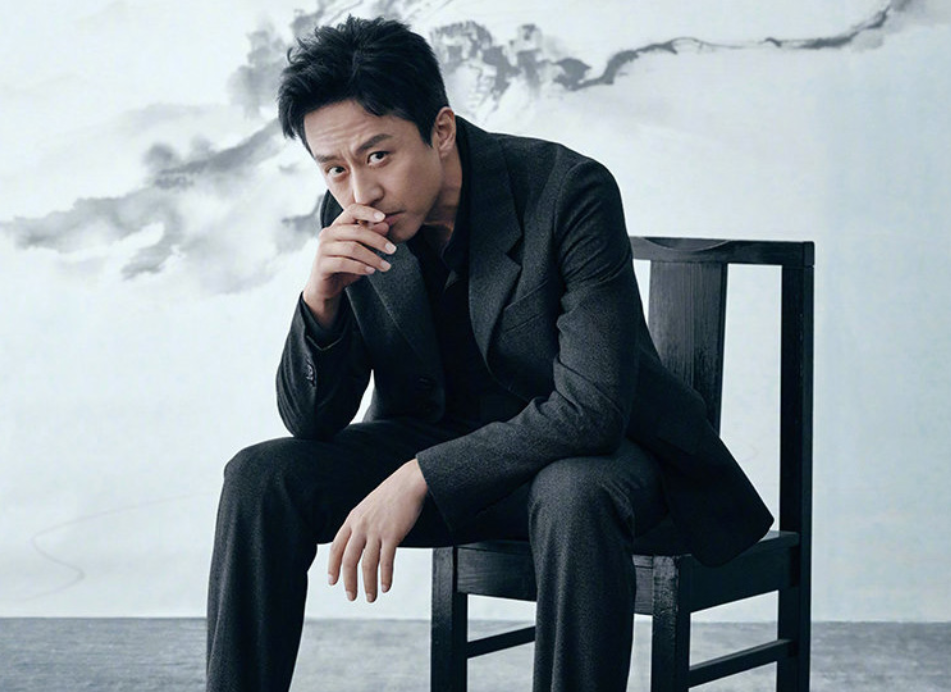 网媒曝艺人红黑榜！黄晓明杨幂被夸随和敬业，黑榜奇葩指向性明显